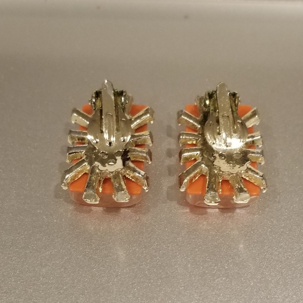 Vintage Orange And Confetti Clip-On Earring. 1" Long And .5" Wide - Picture 2 of 2